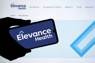 Dhaka, Bangladeş 25 Mayıs 2024: Elevance Health logosu akıllı telefon ekranında gösteriliyor.