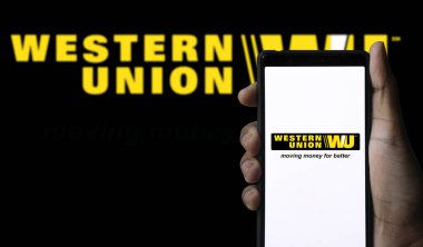 Western Union çok uluslu finansal uygulaması ekranda, Dhaka, Bangladeş 25 Nisan 2024.