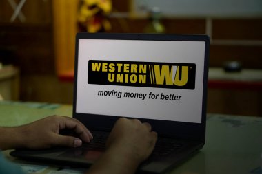 Western Union çok uluslu finansal uygulaması ekranda, Dhaka, Bangladeş 25 Nisan 2024.