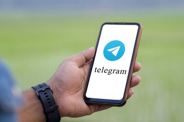 Bir adamın elinde tuttuğu cep telefonu ekranındaki TELEGRAM uygulama logosu, Dhaka, Bangladeş 30 Nisan 2024.