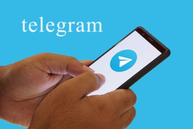 Bir adamın elinde tuttuğu cep telefonu ekranındaki TELEGRAM uygulama logosu, Dhaka, Bangladeş 30 Nisan 2024.