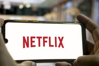 Netflix logosu akıllı telefon ekranında gösterildi, Dhaka, Bangladeş 25 Nisan 2024.