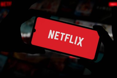 Netflix logosu akıllı telefon ekranında gösterildi, Dhaka, Bangladeş 25 Nisan 2024