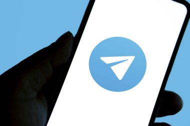 Bir adamın elinde tuttuğu cep telefonu ekranındaki TELEGRAM uygulama logosu, Dhaka, Bangladeş 30 Nisan 2024.
