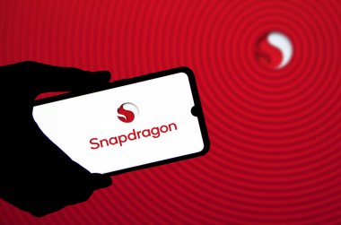 Qualcomm Snapdragon logosuna sahip akıllı telefon, telefonlar için bir prosedürdür. Dhaka, Bangladeş 30 Nisan 2024.
