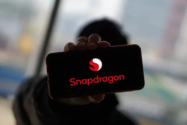 Qualcomm Snapdragon logosuna sahip akıllı telefon, telefonlar için bir prosedürdür. Dhaka, Bangladeş 30 Nisan 2024.