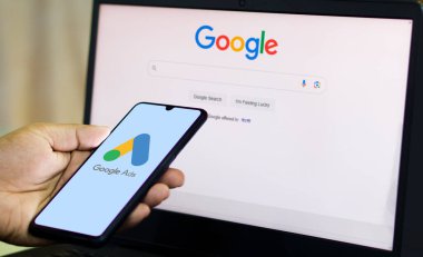 Dhaka, Bangladeş 03 Mayıs 2024: Google Reklamları (AdWords) logosu bir akıllı telefonda görüntülendi.