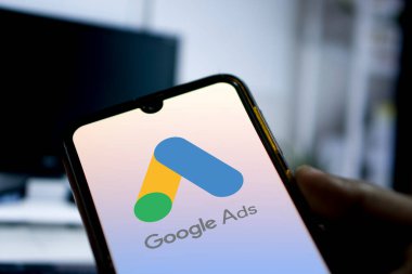 Dhaka, Bangladeş 03 Mayıs 2024: Google Reklamları (AdWords) logosu bir akıllı telefonda görüntülendi.