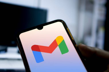 Dhaka, Bangladeş 03 Mayıs 2024: Akıllı telefon ekranında Gmail uygulaması. Akıllı Telefondaki Gmail.