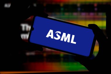 Dhaka, Bangladeş 08 Mayıs 2024: Smartphone üzerinde ASML logosu olarak bilinen ASML Holding N.V..