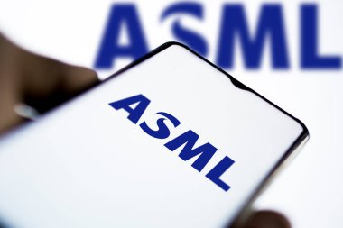Dhaka, Bangladeş 08 Mayıs 2024: Smartphone üzerinde ASML logosu olarak bilinen ASML Holding N.V..