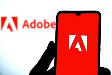 Dhaka, Bangladeş, 13 Mayıs 2024: Adobe logosu akıllı telefondan görüntülendi.