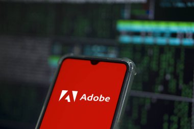 Dhaka, Bangladeş, 13 Mayıs 2024: Adobe logosu akıllı telefondan görüntülendi.