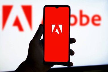 Dhaka, Bangladeş, 13 Mayıs 2024: Adobe logosu akıllı telefondan görüntülendi.