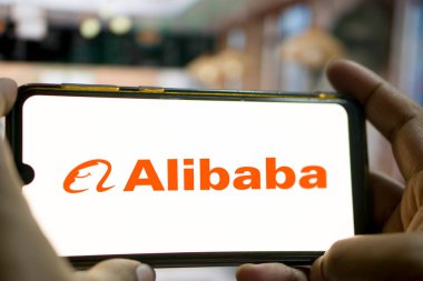 Dhaka, Bangladeş 18 Mayıs 2024: Alibaba logosu akıllı telefonda sergilendi.