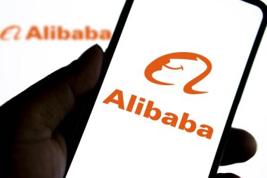 Dhaka, Bangladeş 18 Mayıs 2024: Alibaba logosu akıllı telefonda sergilendi.