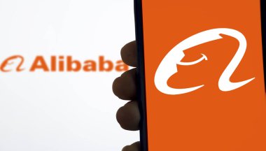 Dhaka, Bangladeş 18 Mayıs 2024: Alibaba logosu akıllı telefonda sergilendi.