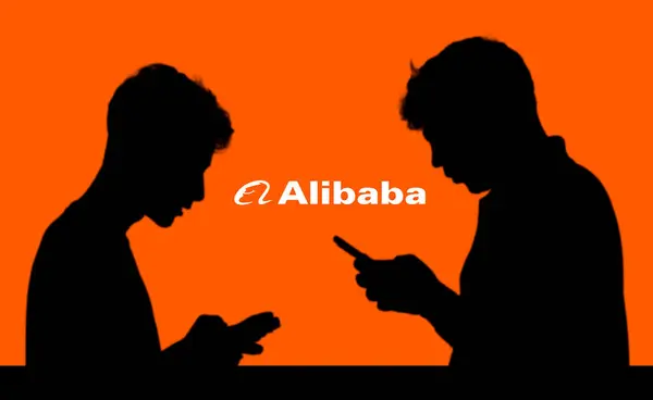 Dhaka, Bangladeş 18 Mayıs 2024: Bir grup işadamı cep telefonu geçmişi Alibaba logosu üzerinden sohbet ediyorlar.