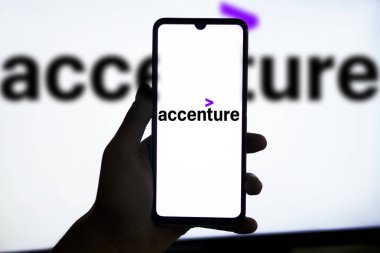 Dhaka, Bangladeş 20 Mayıs 2024: Mobil cihazın aksanlı logosu. Accenture küresel yönetim danışmanlığı, bilgi teknolojisi ve dış kaynak şirketidir..
