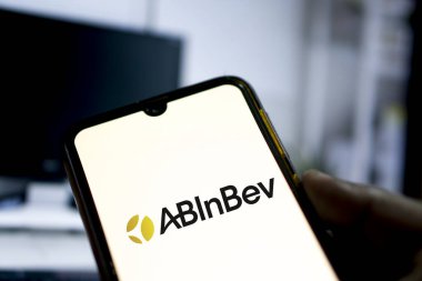 Dhaka, Bangladeş 21 Mayıs 2024: Anheuser-Busch InBev (AB InBev) telefonda .
