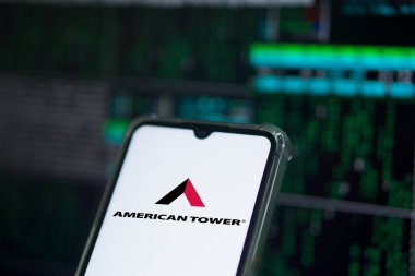 Dhaka, Bangladeş 28 Mayıs 2024: Amerikan Kule Şirketi logosuna sahip akıllı telefon.