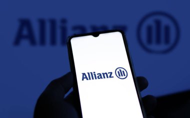 Dhaka, Bangladeş 28 Mayıs 2024: Allianz sigortası ve akıllı telefon ekranında varlık yönetimi uygulaması.
