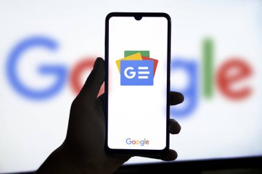 Dhaka, Bangladeş 28 Mayıs 2024: Bu resimde Google News logosu bir akıllı telefonda gösteriliyor.