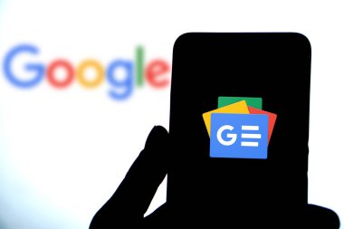 Dhaka, Bangladeş 28 Mayıs 2024: Bu resimde Google News logosu bir akıllı telefonda gösteriliyor.