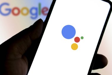 Dhaka, Bangladeş 28 Mayıs 2024: Telefondaki Google yardımcı uygulama logosu.