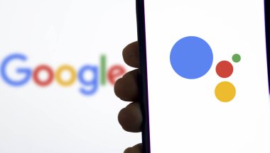 Dhaka, Bangladeş 28 Mayıs 2024: Telefondaki Google yardımcı uygulama logosu.