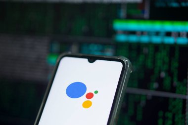 Dhaka, Bangladeş 28 Mayıs 2024: Telefondaki Google yardımcı uygulama logosu.