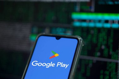 Dhaka, Bangladeş 28 Mayıs 2024: Google Play logosu akıllı telefondan görüntülendi.