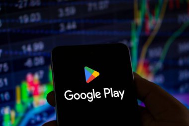 Dhaka, Bangladeş 28 Mayıs 2024: Google Play logosu akıllı telefondan görüntülendi.