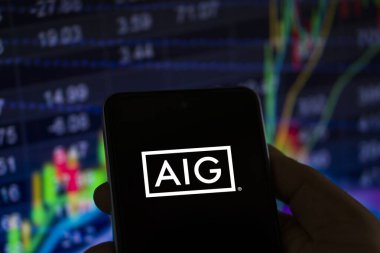 Dhaka, Bangladeş 12 Ocak 2025: Amerikan Uluslararası Grup logosu akıllı telefonda sergilendi.