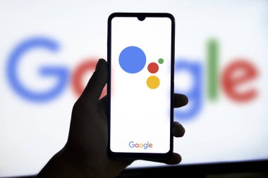 Dhaka, Bangladeş 28 Mayıs 2024: Telefondaki Google yardımcı uygulama logosu.