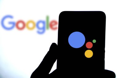 Dhaka, Bangladeş 28 Mayıs 2024: Telefondaki Google yardımcı uygulama logosu.