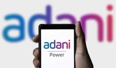 Dhaka, Bangladeş 31 Mayıs 2024: Adani Yeşil Enerji Şirketi logosu önünde ekranda.