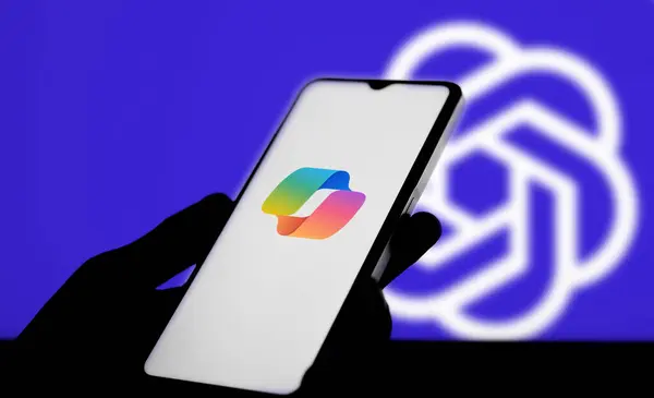 Dhaka, Bangladeş 03 Haziran 2024: ChatGPT ve Microsoft Copilot akıllı telefondan görüldü. ChatGPT Microsoft Copilot 'a Karşı.