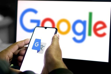 Dhaka, Bangladeş 05 Haziran 2024: Bir ekranda Google Translate uygulama logosunu gösteren akıllı telefon.