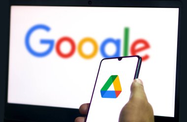 Dhaka, Bangladeş 06 Haziran 2024: Akıllı telefondaki Google Drive bulut depolama uygulaması ile akıllı telefon tutan adam.