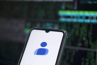 Dhaka, Bangladeş 05 Haziran 2024: Telefon ekranında Kişiler logosu .