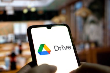 Dhaka, Bangladeş 06 Haziran 2024: Akıllı telefondaki Google Drive bulut depolama uygulaması ile akıllı telefon tutan adam.