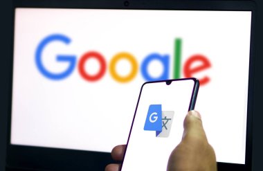 Dhaka, Bangladeş 05 Haziran 2024: Bir ekranda Google Translate uygulama logosunu gösteren akıllı telefon.