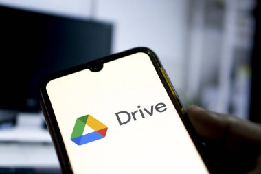 Dhaka, Bangladeş 06 Haziran 2024: Akıllı telefondaki Google Drive bulut depolama uygulaması ile akıllı telefon tutan adam.