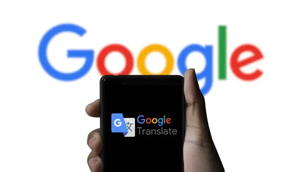 Dhaka, Bangladeş 05 Haziran 2024: Bir ekranda Google Translate uygulama logosunu gösteren akıllı telefon.