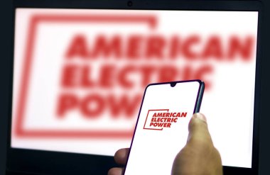 Dhaka, Bangladeş 06 Haziran 2024: American Electric Power Company Inc. (AEP) akıllı telefonda.