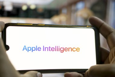 Dhaka, Bangladeş 11 Haziran 2024: Arkaplanda Apple logosu akıllı telefon ve Apple aydınları sergileniyor.