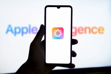 Dhaka, Bangladeş 11 Haziran 2024: Arkaplanda Apple logosu akıllı telefon ve Apple aydınları sergileniyor.