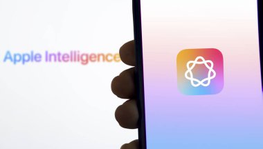 Dhaka, Bangladeş 11 Haziran 2024: Arkaplanda Apple logosu akıllı telefon ve Apple aydınları sergileniyor.