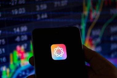 Dhaka, Bangladeş 11 Haziran 2024: Arkaplanda Apple logosu akıllı telefon ve Apple aydınları sergileniyor.